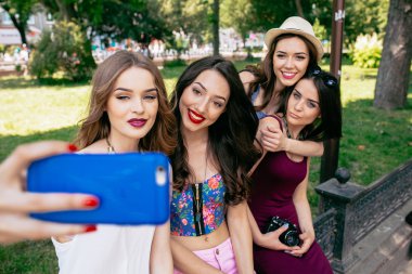 dört güzel genç kızlar selfie olun 