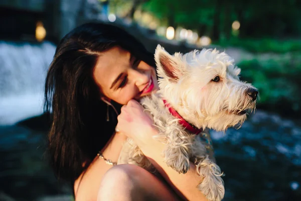 Chica jugando con un perro — Foto de Stock