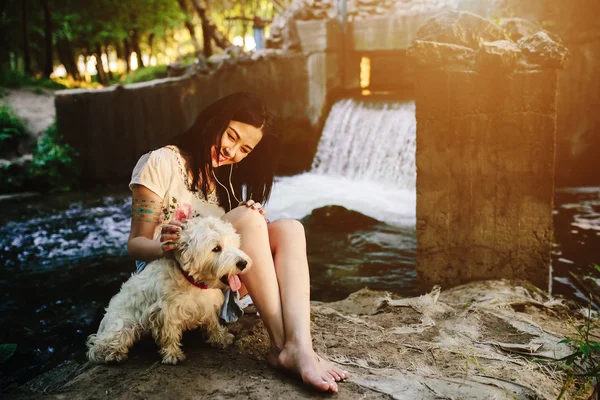 Kız köpekle oynuyor. — Stok fotoğraf