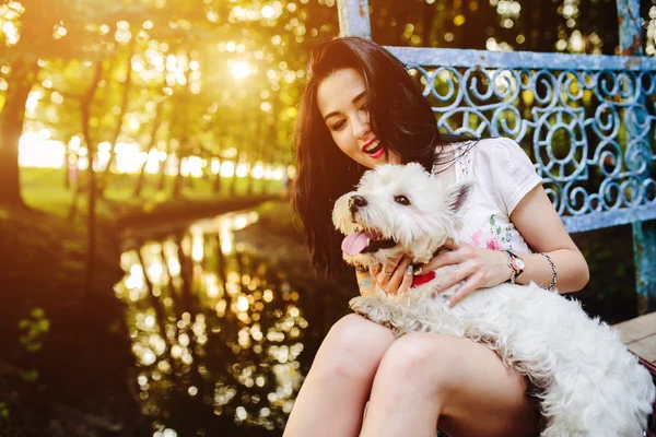 Chica jugando con un perro — Foto de Stock