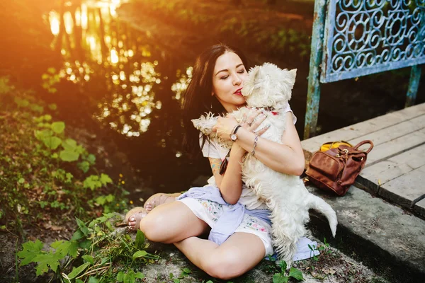 Flicka leker med en hund — Stockfoto