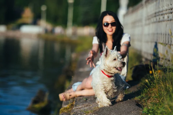 Девушка с собакой на берегу — стоковое фото