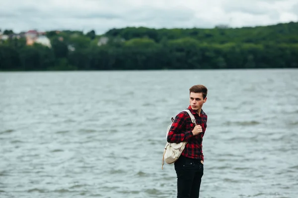 Man die op een pier — Stockfoto