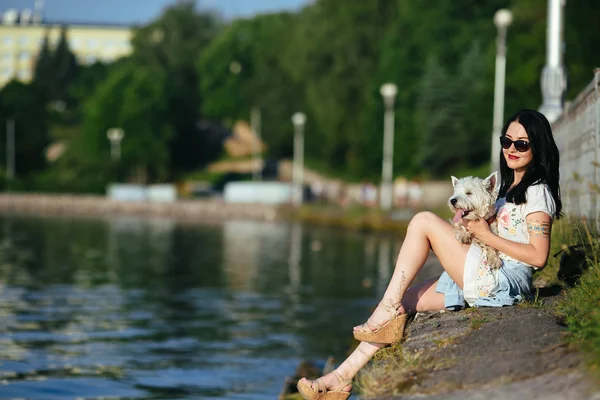 Mädchen mit Hund auf dem See — Stockfoto