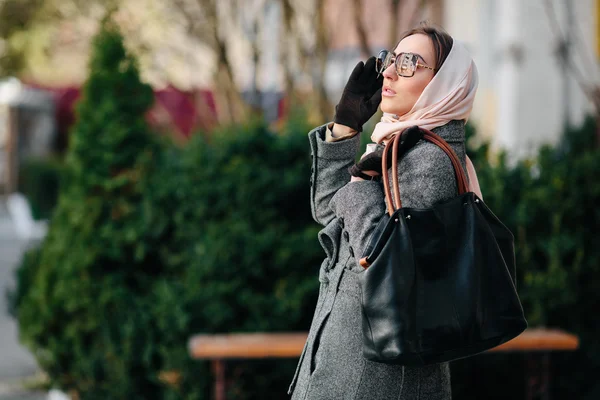 Happy krásná mladá dívka pózuje v parku — Stock fotografie