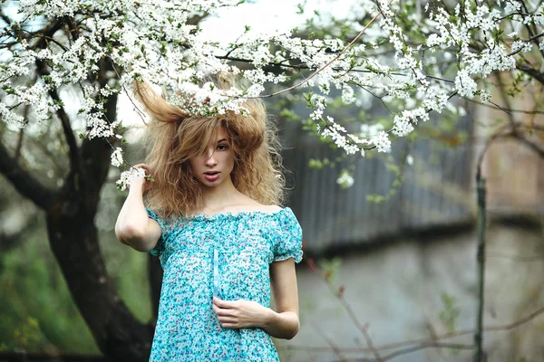 Portrait of a beautiful girl flowering trees — Stock Photo, Image