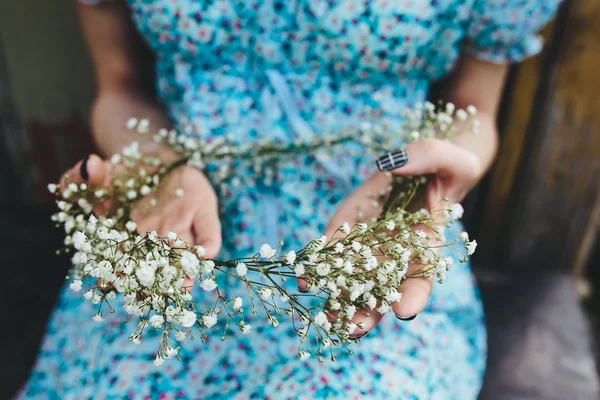 Girl holds head wreath in hands — Stock Photo, Image