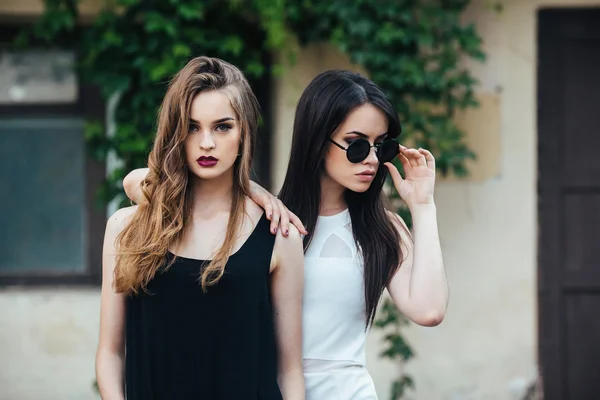 Twee mooie jonge meisjes in jurken — Stockfoto