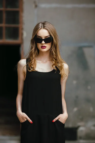Aantrekkelijke mode vrouw in zwarte jurk — Stockfoto