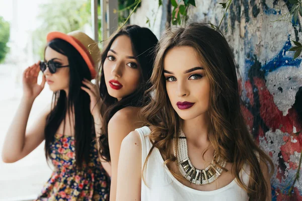 Tres chicas hermosas jóvenes —  Fotos de Stock