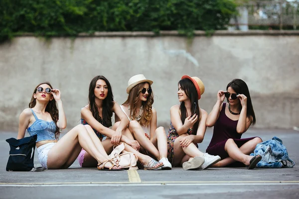 Cinco lindas meninas relaxantes — Fotografia de Stock