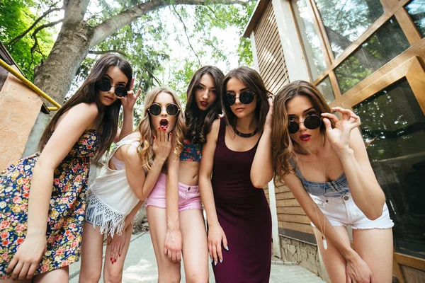Fem unga vackra flickor — Stockfoto