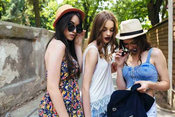 Hermosas chicas en la ciudad — Foto de Stock