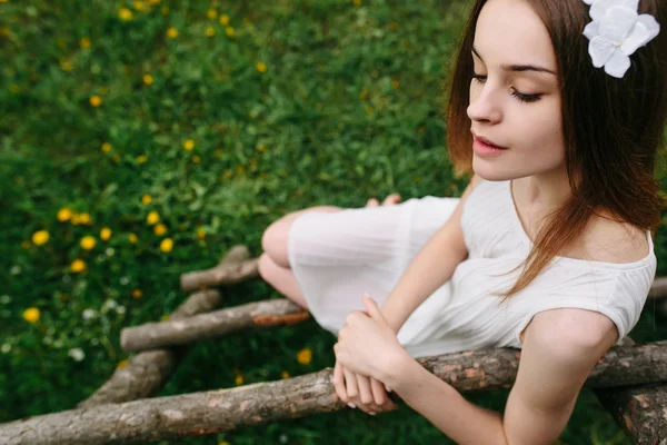 Girl climbing ladder into tree house — Stock Photo, Image