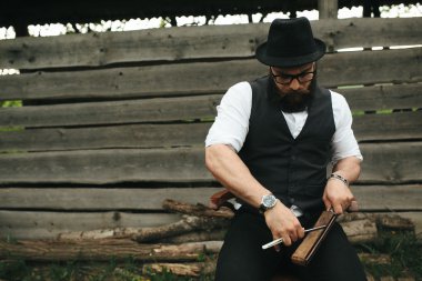 güçlü adam eski ustura keskinleştirir