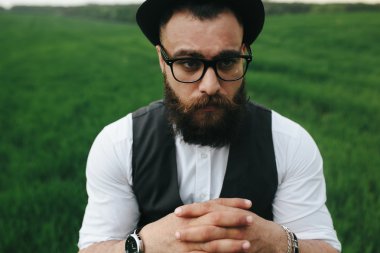 bir sakallı adam alanında düşünme