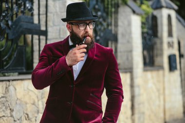 bir sakallı zengin adam iş düşünüyorsun