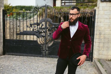 bir sakallı zengin adam iş düşünüyorsun