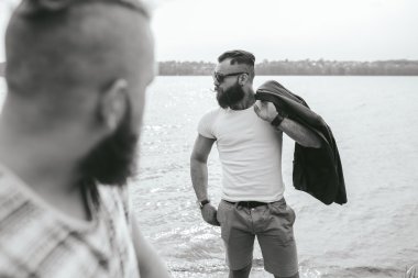 iki şık sakallı adam