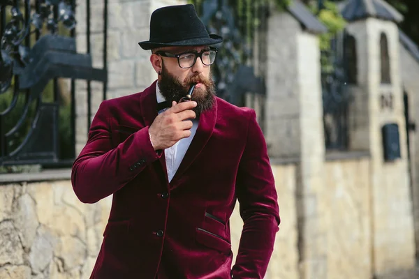 Hombre rico con barba, pensando en los negocios —  Fotos de Stock