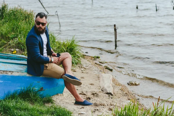 Американський бородатий людина дивиться на березі річки — стокове фото