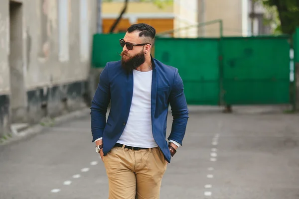 Стильный бородатый мужчина гуляет по городу — стоковое фото