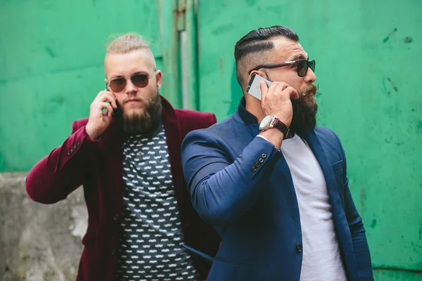 Δύο γενειοφόρος επιχειρηματίας κοιτάζοντας το τηλέφωνο — Φωτογραφία Αρχείου