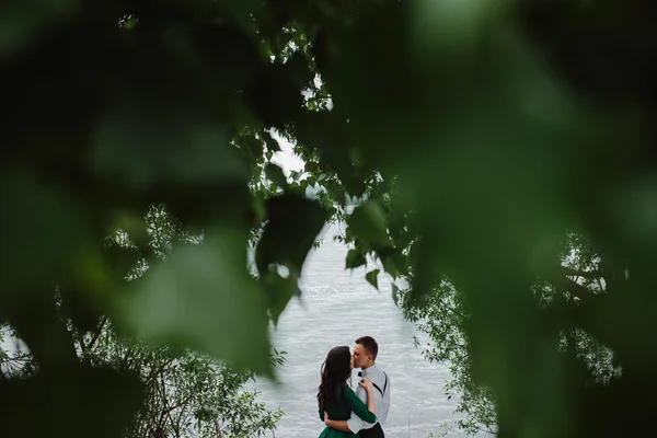 Muž a žena u jezera — Stock fotografie