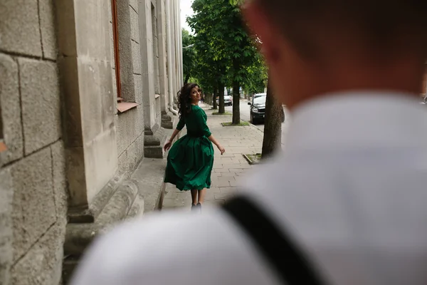 Europees mooi paar poseren op de straat — Stockfoto