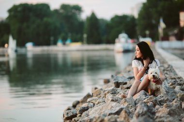bir köpek Promenade ile kız