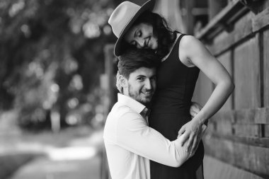 erkek ve kadın birbirlerine kucaklayan