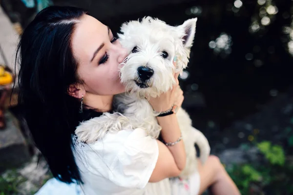 Chica con su perro — Foto de Stock