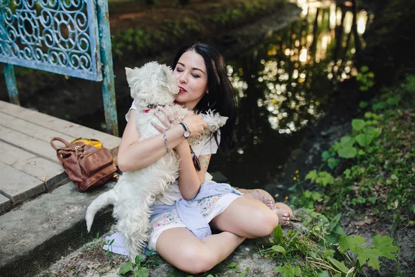 Chica jugando con un perro — Foto de Stock