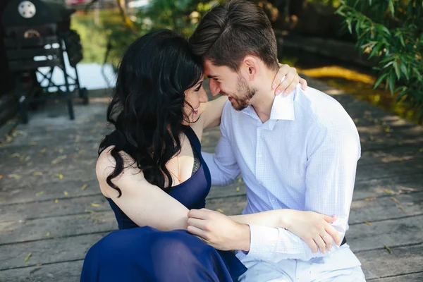 Uomo e donna al lago — Foto Stock