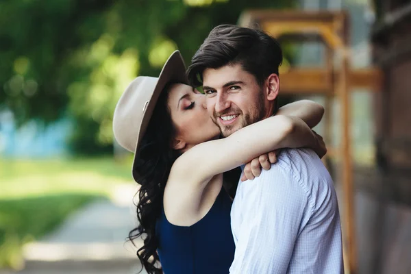 Menina bonita abraça e beija seu namorado — Fotografia de Stock