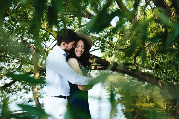 Hombre y mujer en el lago —  Fotos de Stock