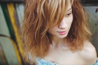 güzel kızıl saçlı bir kız portresi