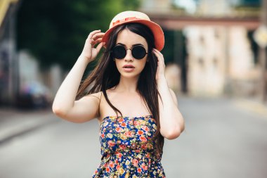 güzel kız şehirde kamera için poz veriyor