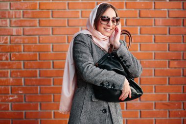 Kız sokakta bir ceket