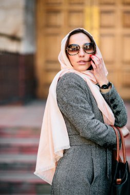 arka bina poz paltolu kız