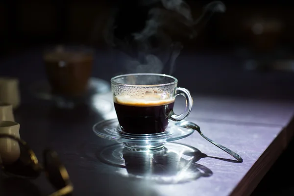 Xícara de café quente na mesa — Fotografia de Stock