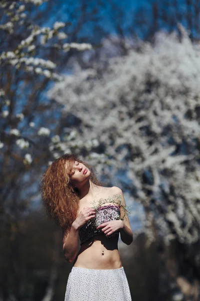 美しい少女の花の木の肖像 — ストック写真