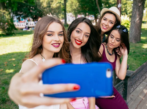 Cuatro hermosas chicas jóvenes hacen selfie — Foto de Stock