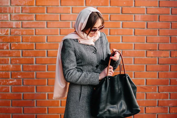 Ragazza in un cappotto per strada — Foto Stock