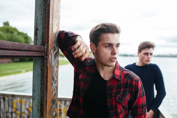 Two guys stand in an abandoned building on lake — Stock Photo, Image