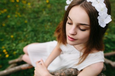 Ağaç ev Merdiven tırmanma kız