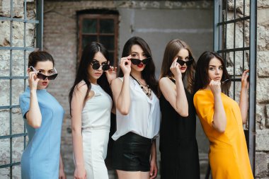 Şehrin beş genç güzel kız