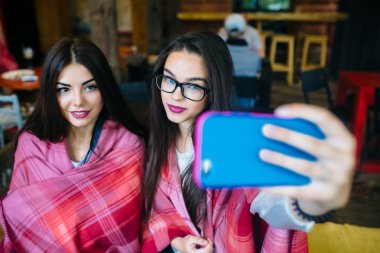 iki yakın arkadaş selfie kafede yapmak