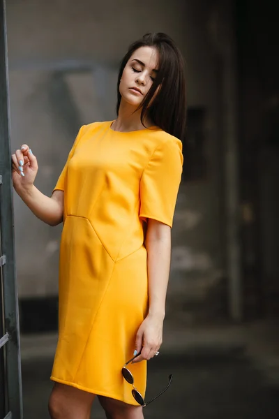 Turuncu elbiseli çekici moda kadın — Stok fotoğraf