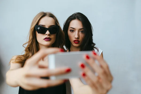 Två flickvänner med en selfie — Stockfoto